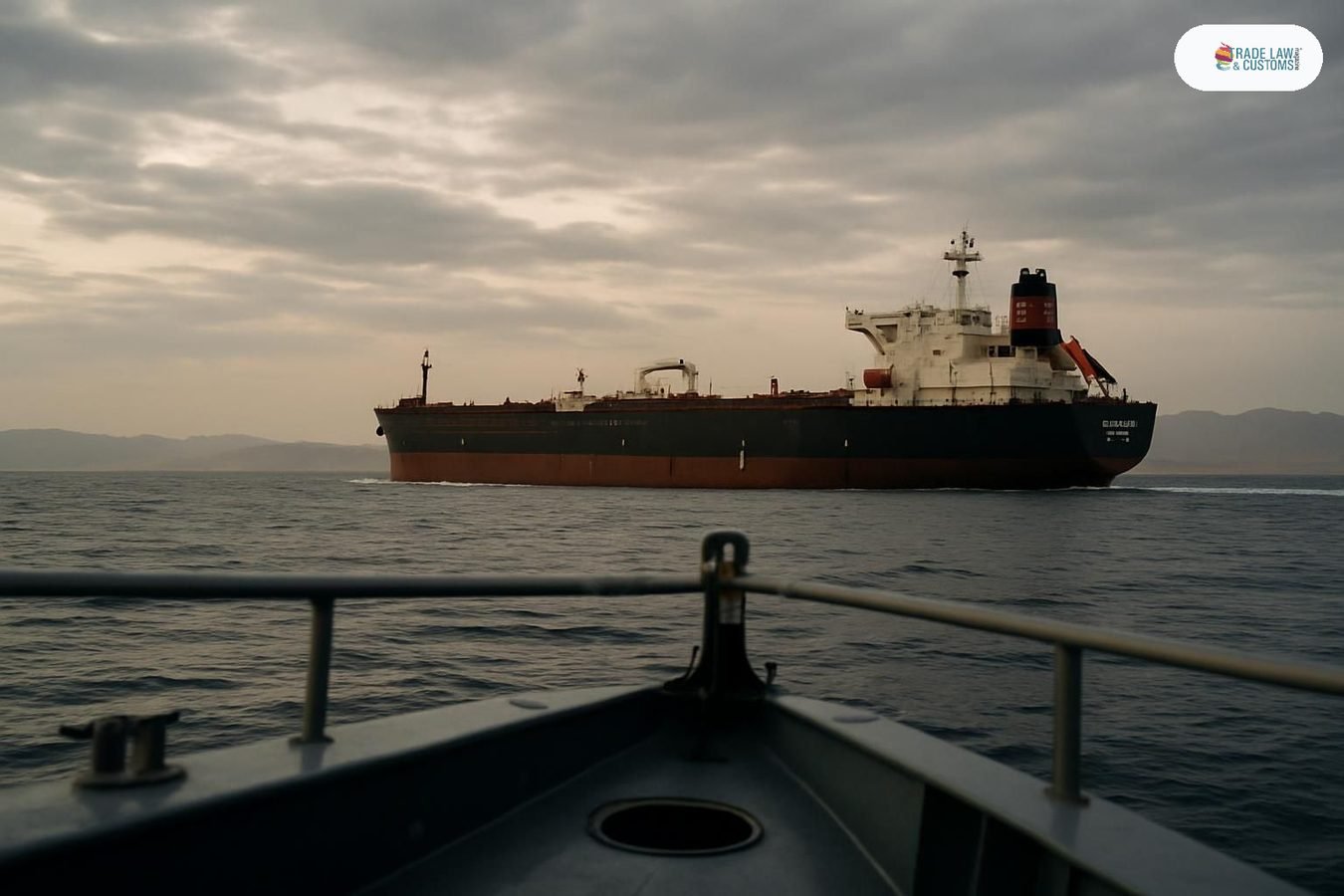 Buque tanque navega por el estrecho de Bab el-Mandeb al amanecer