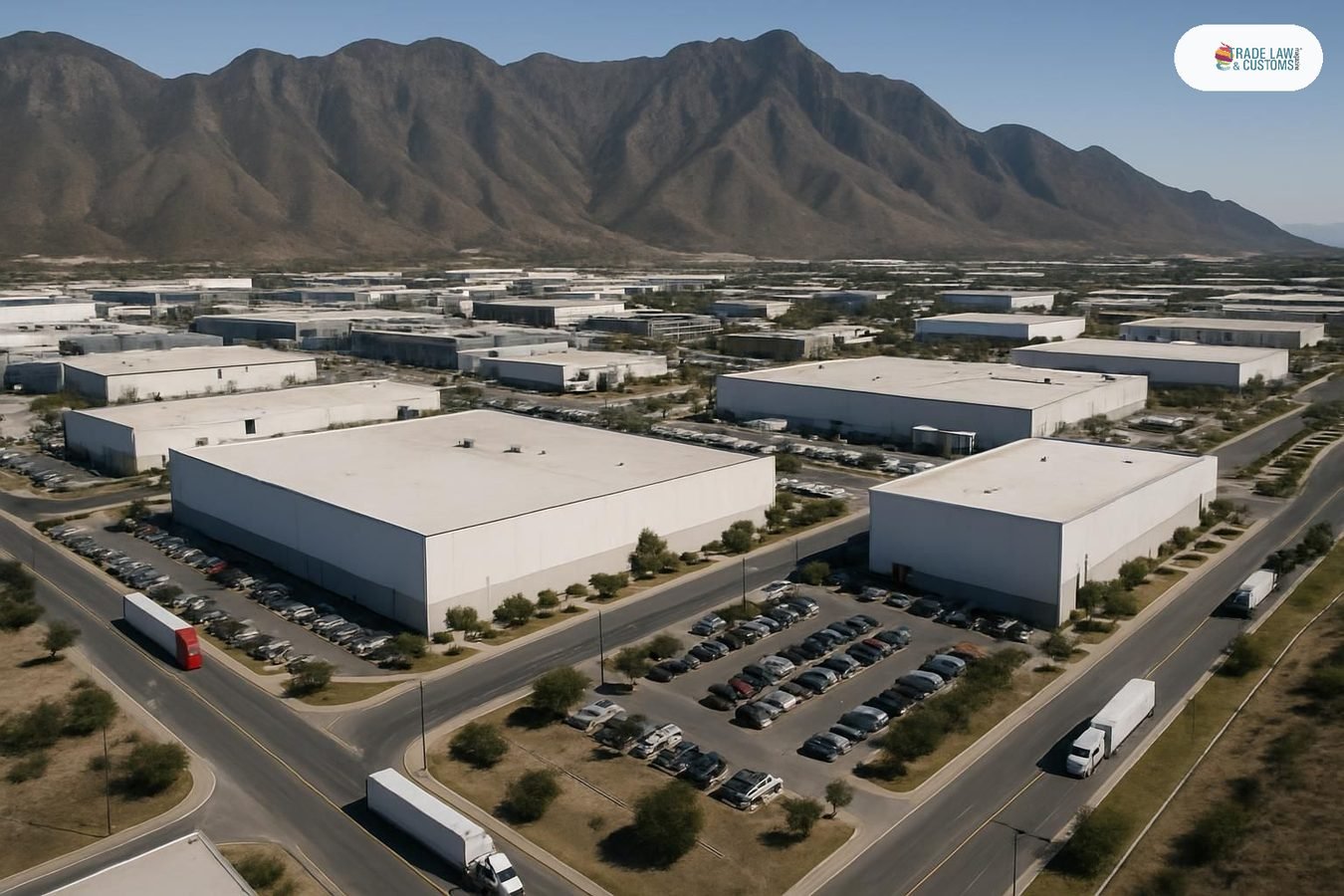 Parque industrial en Monterrey, Nuevo León, con plantas de manufactura y camiones de carga en vías de acceso.