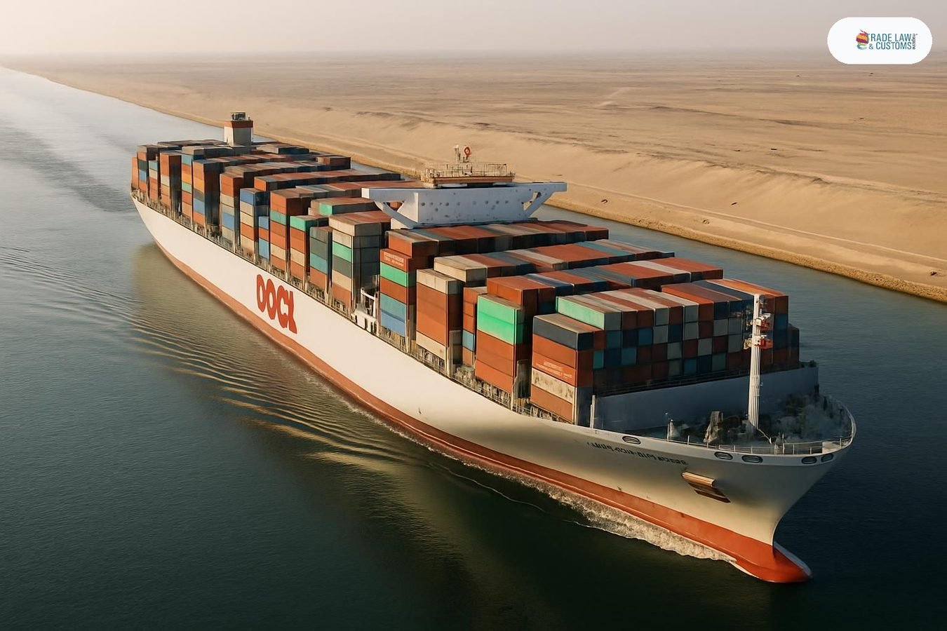 Mega portacontenedor OOCL Portugal de COSCO en tránsito por el Canal de Suez como parte del convoy norte