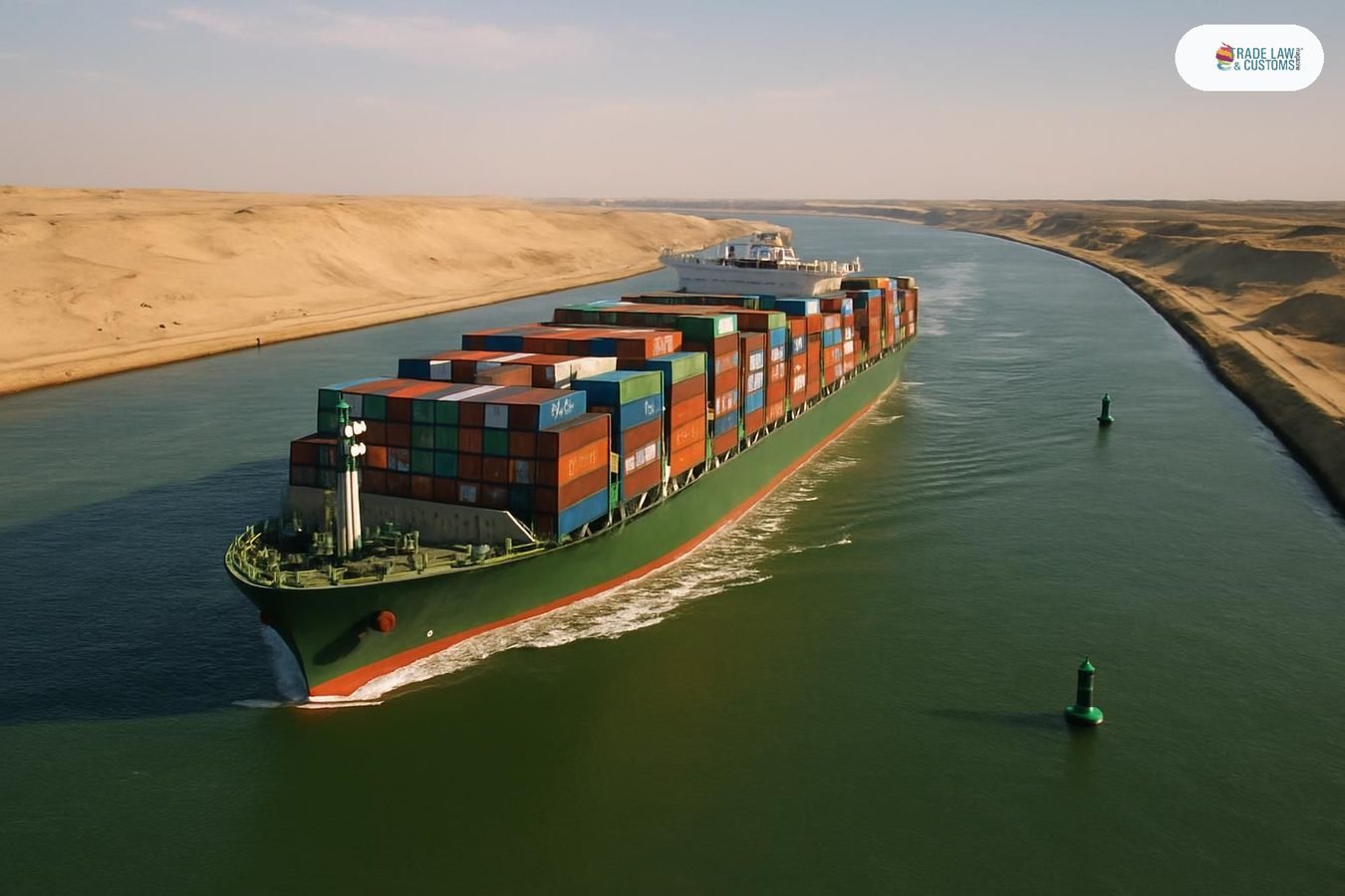 Vista aérea de portacontenedores transitando el Canal de Suez entre las orillas desérticas de Egipto.