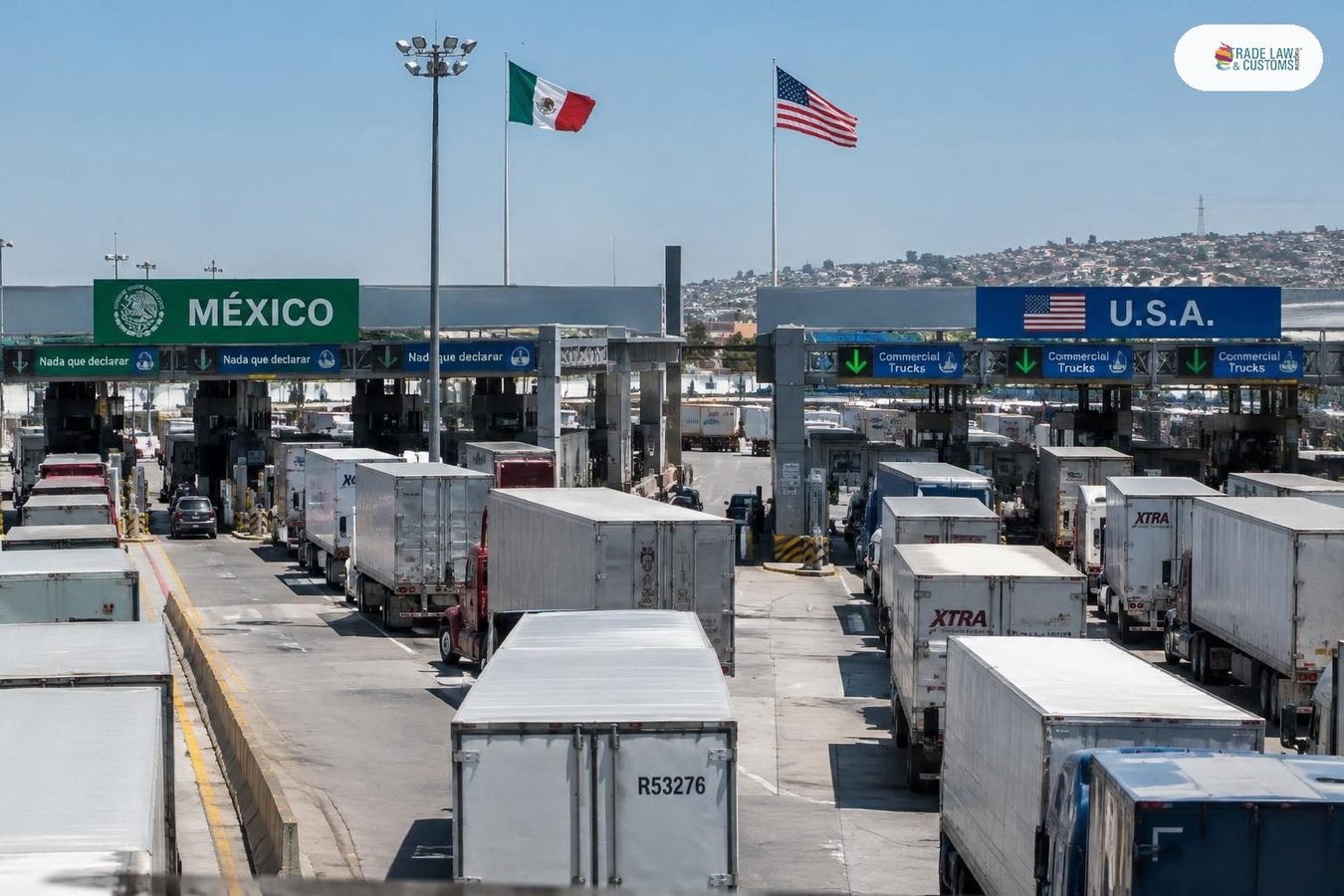 Cruce fronterizo comercial México-EE.UU. con camiones en fila esperando inspección aduanera.